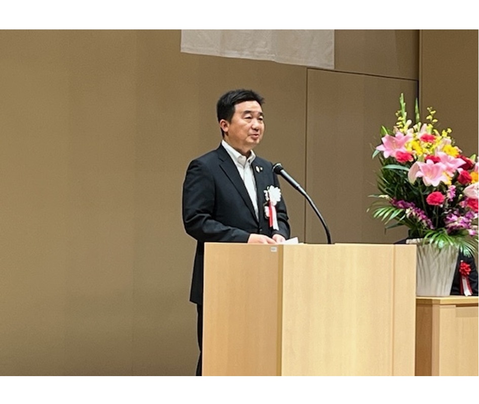 ステージで講話中の宮本学長の写真