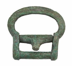 ベルトのバックルに似た鉄輪の形をした青銅製の帯金具の写真