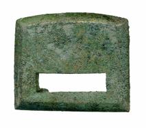 青銅製で四角い形をしており下部に長方形の穴の開いた巡方の写真(横3.1センチメートル)