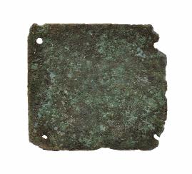 正方形の形をした青銅製の左の上下に小さな穴の開いた巡方裏金の写真
