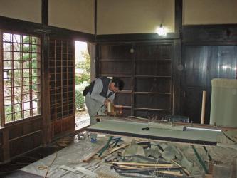 畳の建具の復旧を行っている男性の写真