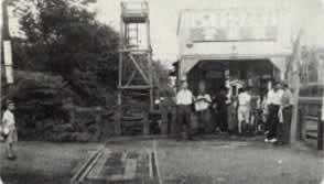 実籾駅の木造駅舎の改札口で電車を待っている人達のモノクロ写真