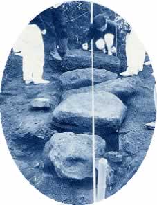 群馬大学の関係者が鷺沼B号墳石棺で発掘作業を行っている様子の白黒写真