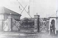 通用門に国旗が掲げられた鉄道第二連隊表門を正面から写した白黒写真
