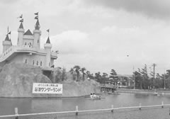 谷津ワンダーランドのお城を写した白黒写真