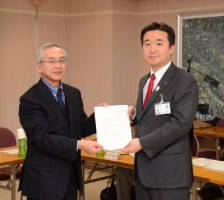 大島会長（左）と宮本市長（右）が一緒に答申書をもって立っている写真