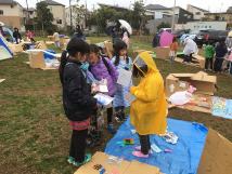 子ども達が、お店の前に集まって、買い物を楽しんでいる「ならしのこまち」の様子の写真