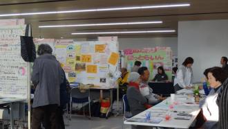 各ホワイトボードにたくさんのパネルが展示されている室内の写真
