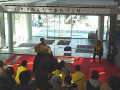 入口で紙芝居を見ている参加者の人達を上から写した写真