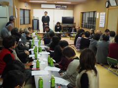 和室に机を並べタウンミーティングを行っている参加者の人達を写した写真
