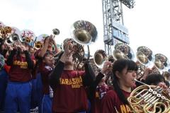 トランペットやホルンなどの楽器を演奏している習志野高校の吹奏楽部の皆さんの写真