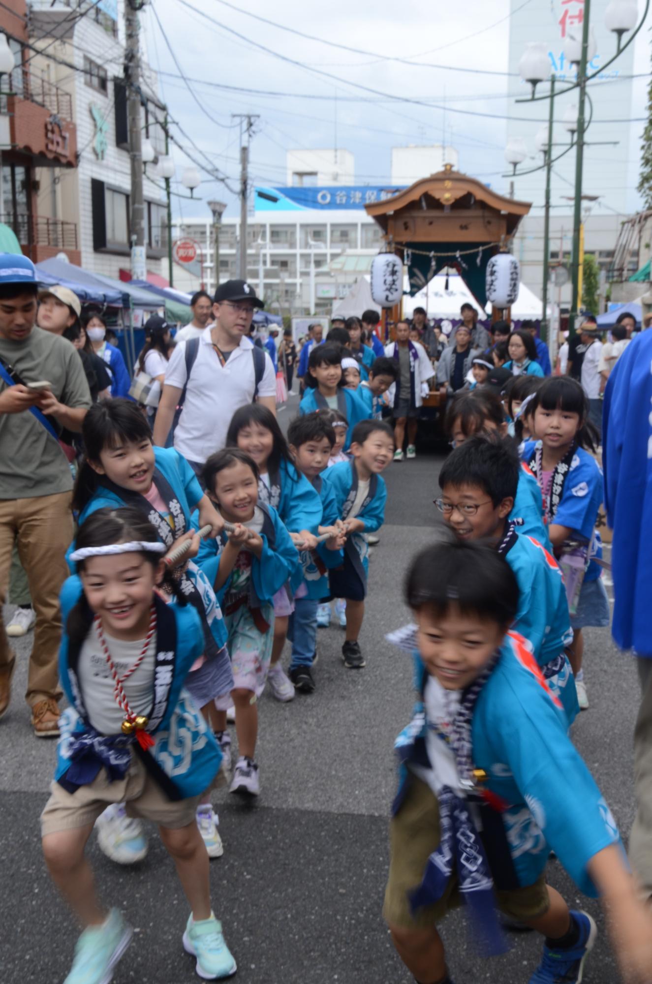 子どもたちによる曳き太鼓山車の町内巡行