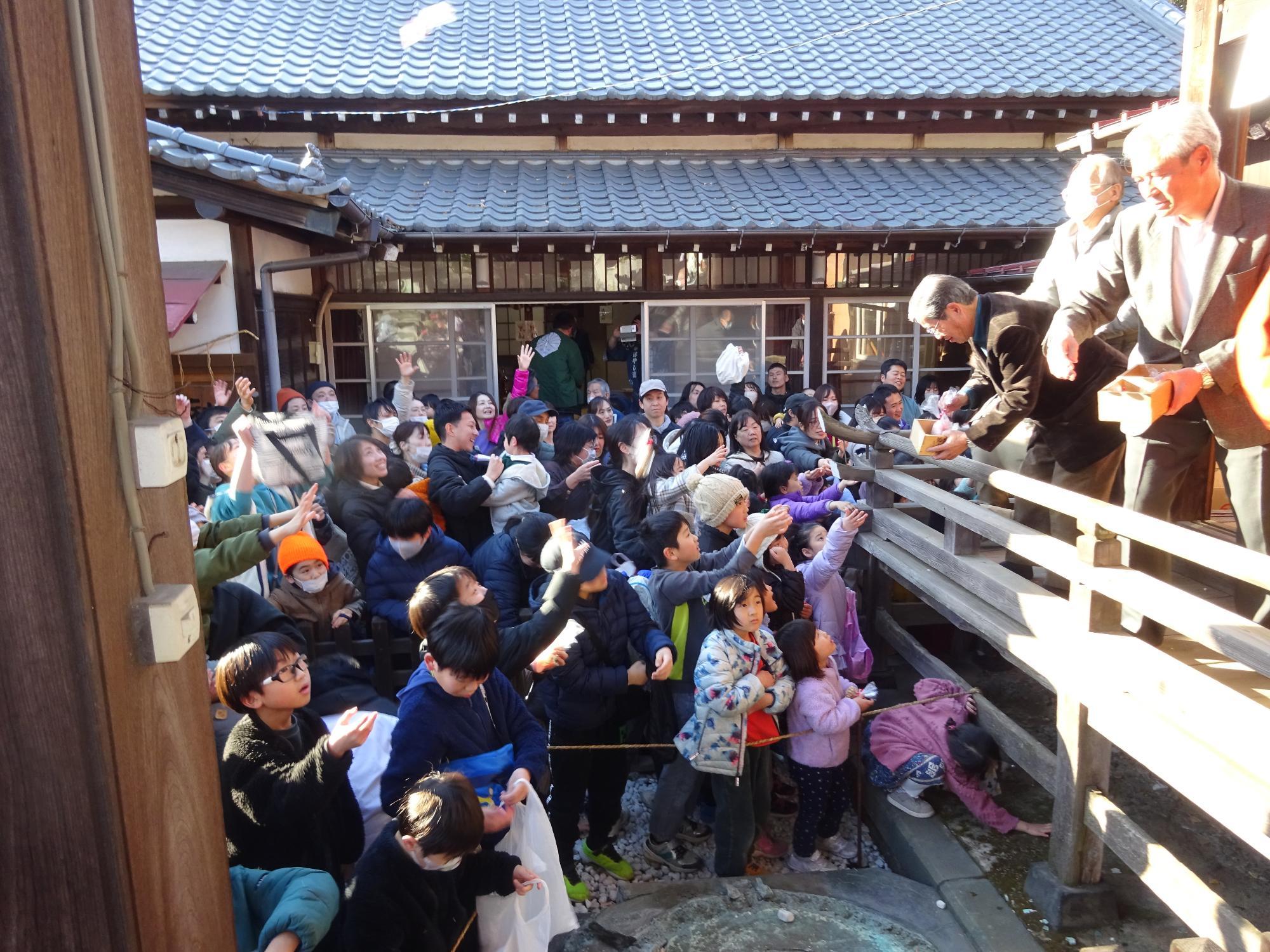 豆まきに集まる人々1