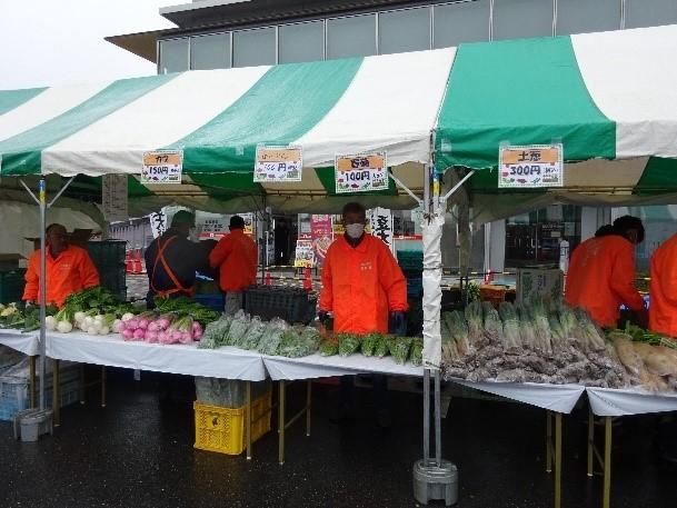 種類豊富な野菜の直売テント