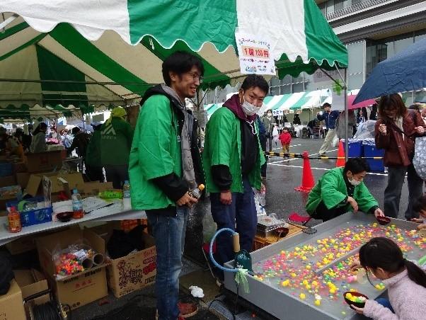 子どもたちに人気のスーパーボールすくい