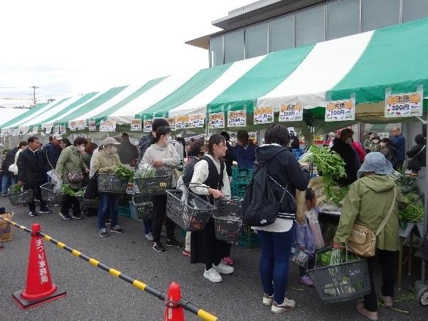 長蛇の列を作る野菜の直販売