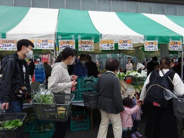 大盛況の野菜の直販売