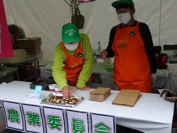 焼き芋の試食を配るようす