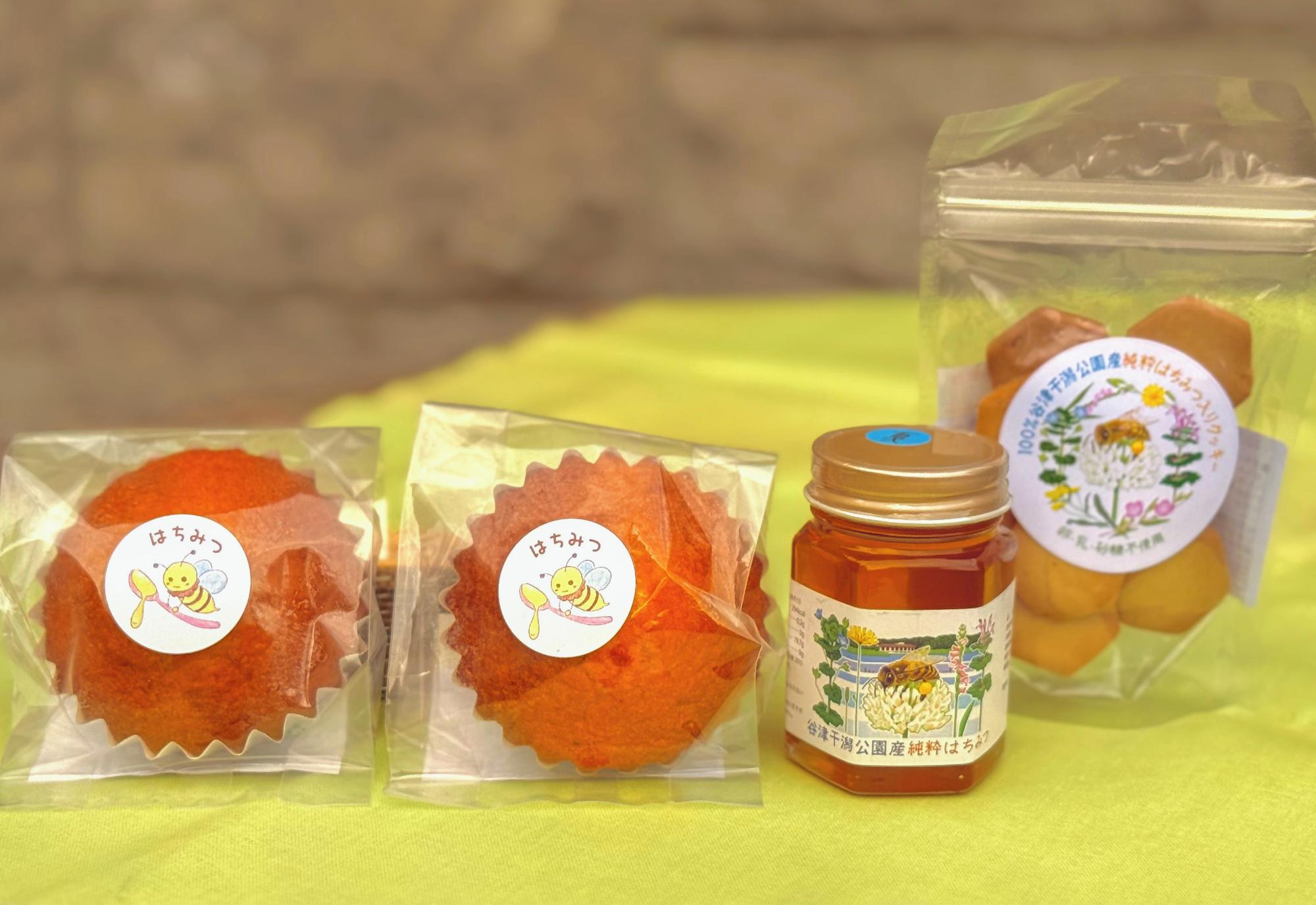 はちみつとクッキーとマドレーヌの写真