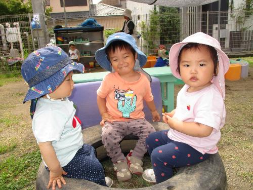 タイヤに座って遊んでいる様子