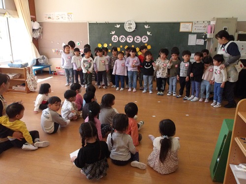 4歳児が3歳児に歌のプレゼントをしている様子