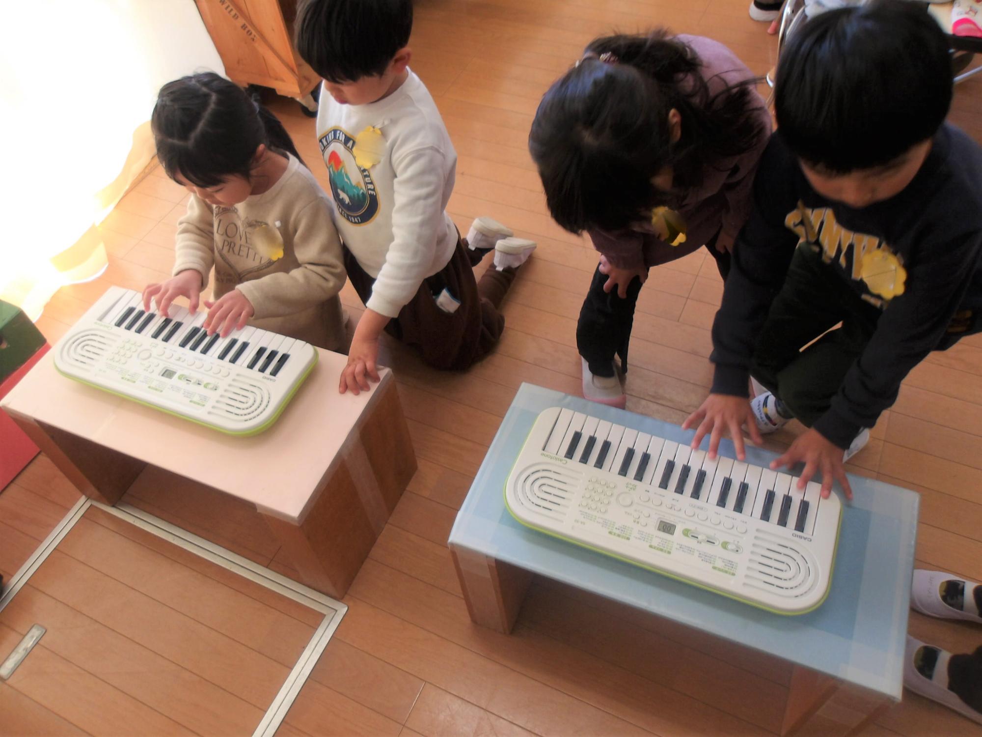 電子ピアノの練習をする子どもたち