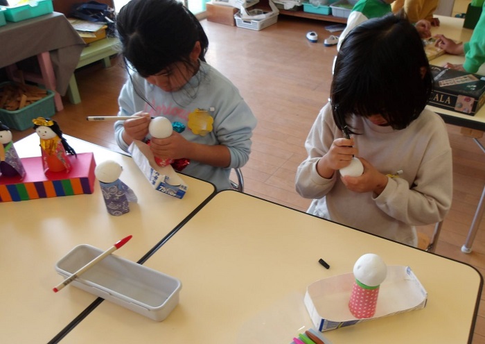 雛人形を製作する年長クラス