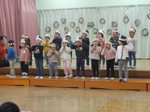 舞台で歌を披露する3歳児