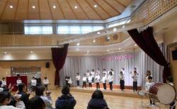 楽器を持ち演奏している子供たちを右後方から写した写真