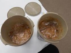 2つの容器に入った味噌を上から写した写真
