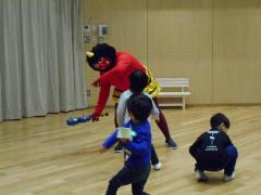 赤鬼に豆を投げている子供の写真