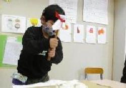 木槌を持っている男の子の写真