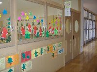 窓にはカラフルな装飾が施され、廊下の壁には子供たちの作品が展示してある写真