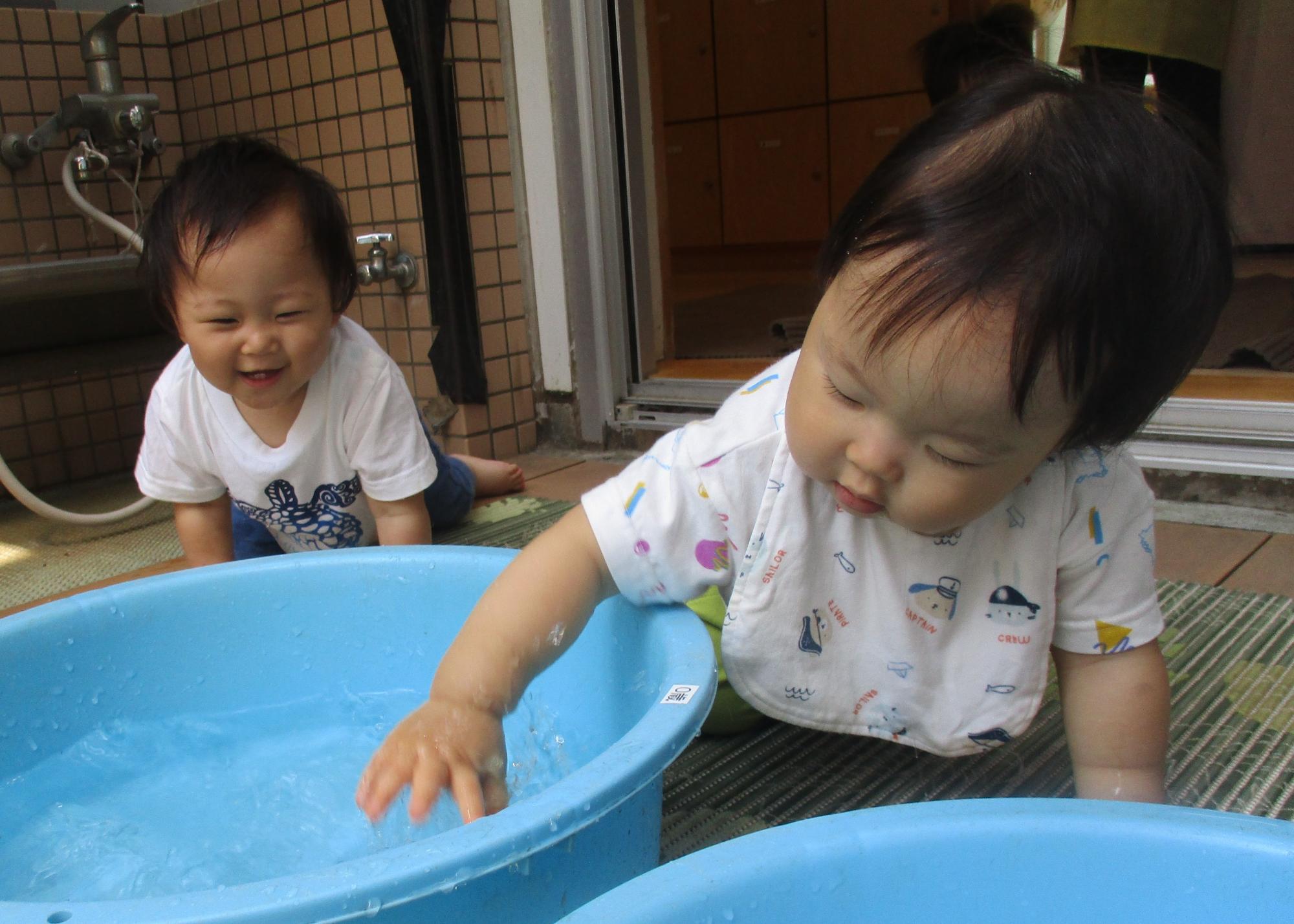 0歳児水遊び2