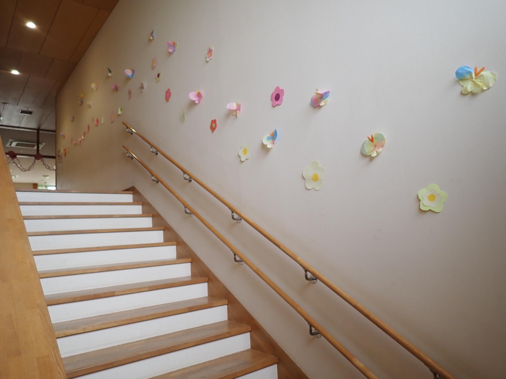 こどもが作った花で飾られた階段