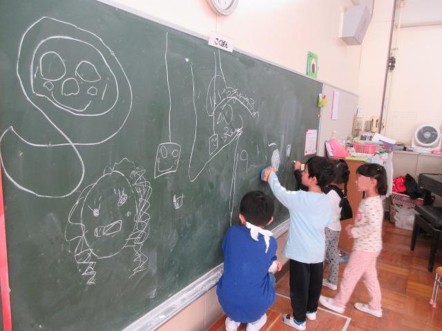 黒板アートを楽しむ子供たち