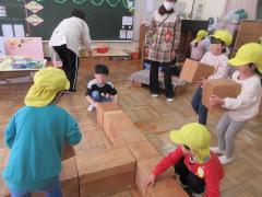 保育所と幼稚園の子供が一緒に積木遊びをしている