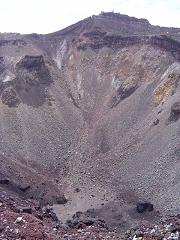 窪んでいる富士山頂の火口の写真