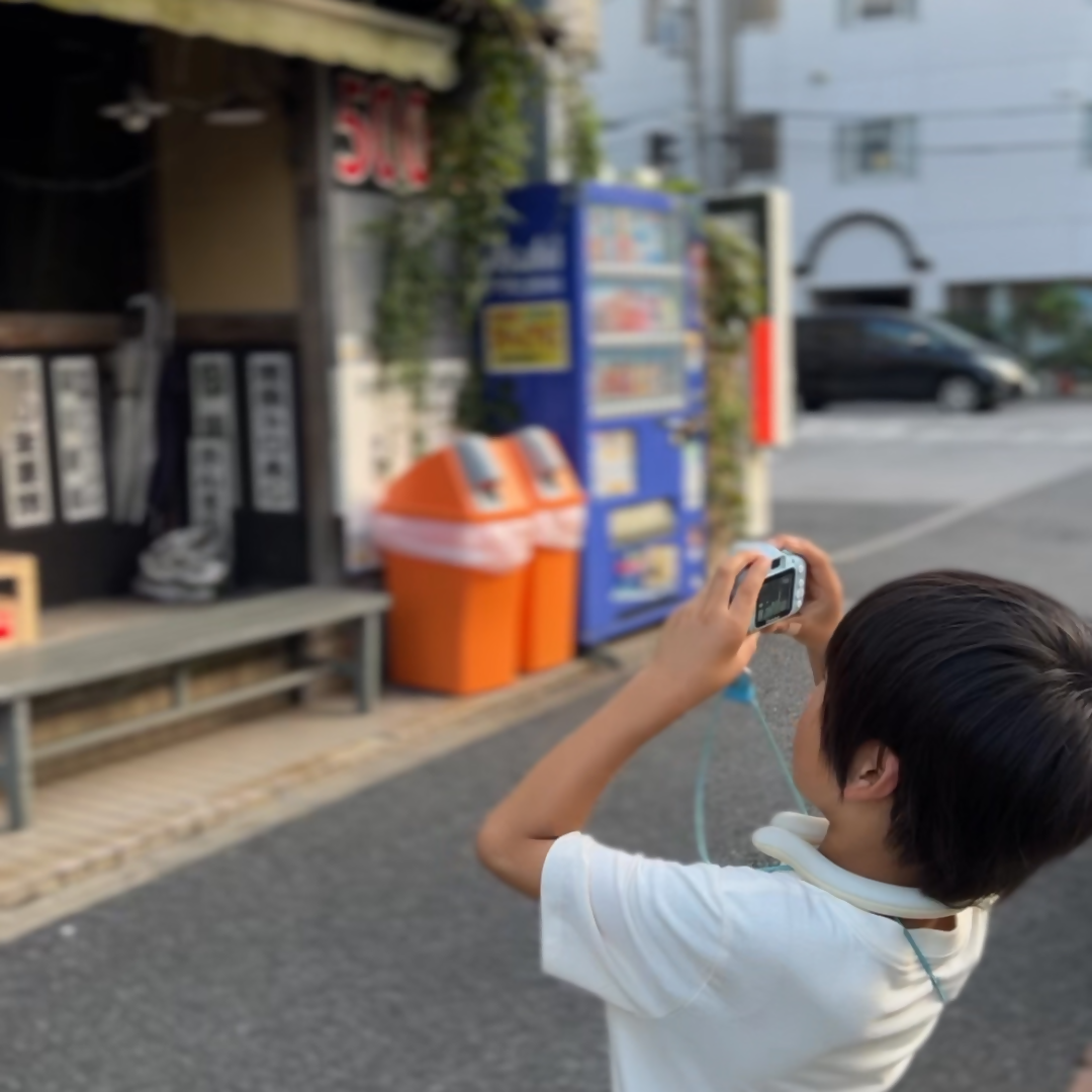 風景を撮影する少年