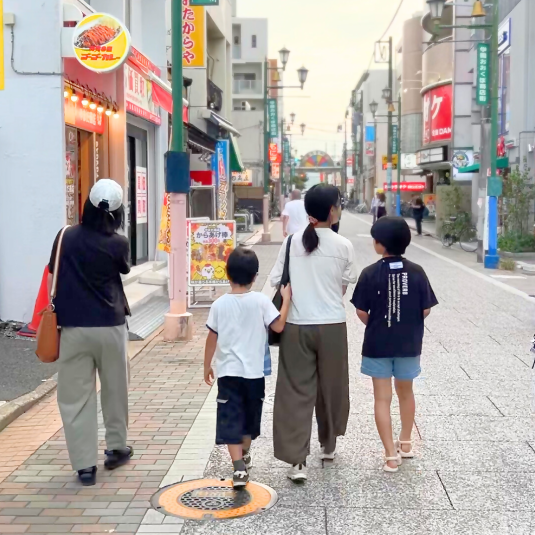 まちを歩いている参加者の後ろ姿