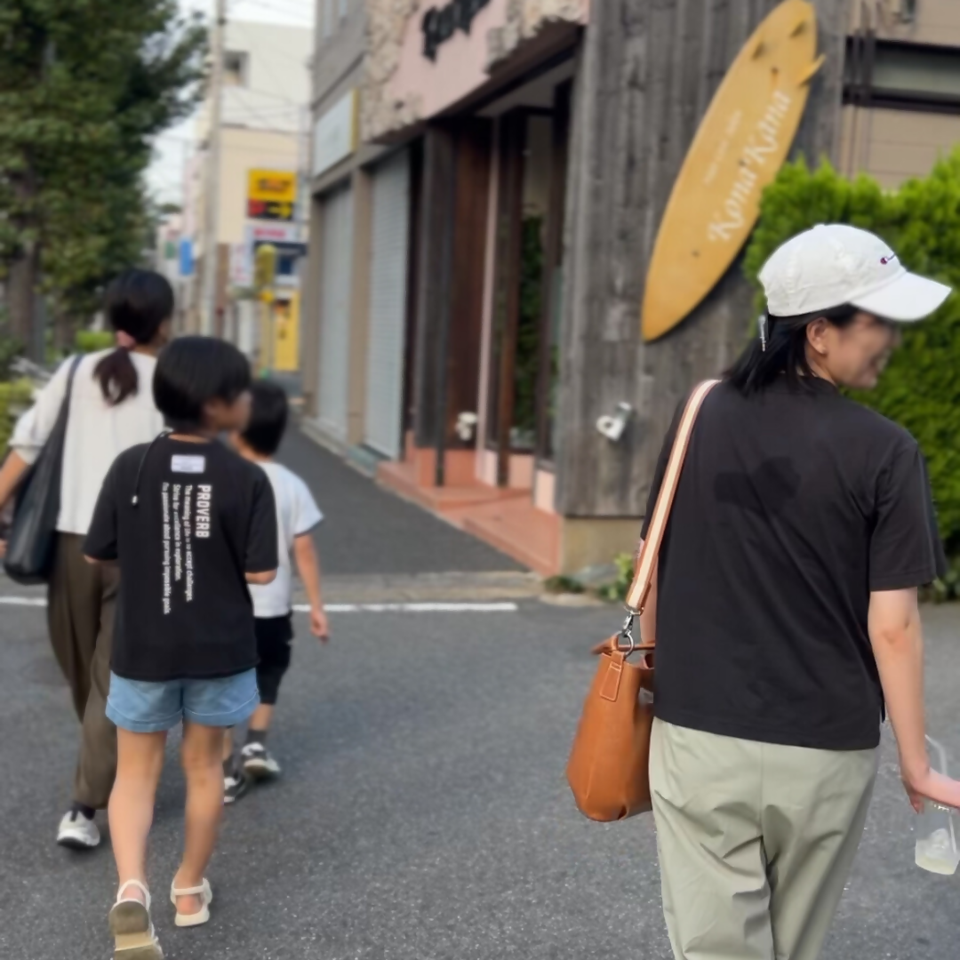 まちを歩く参加者の様子