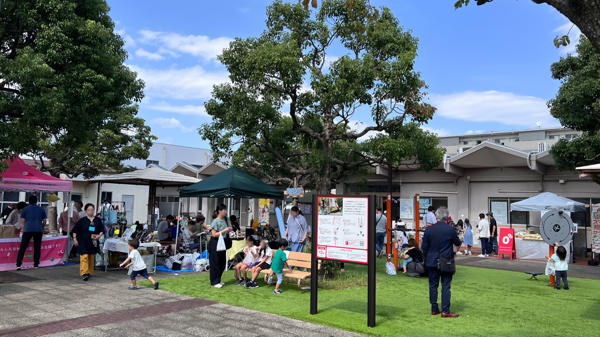 イベントに来場する多くの人々