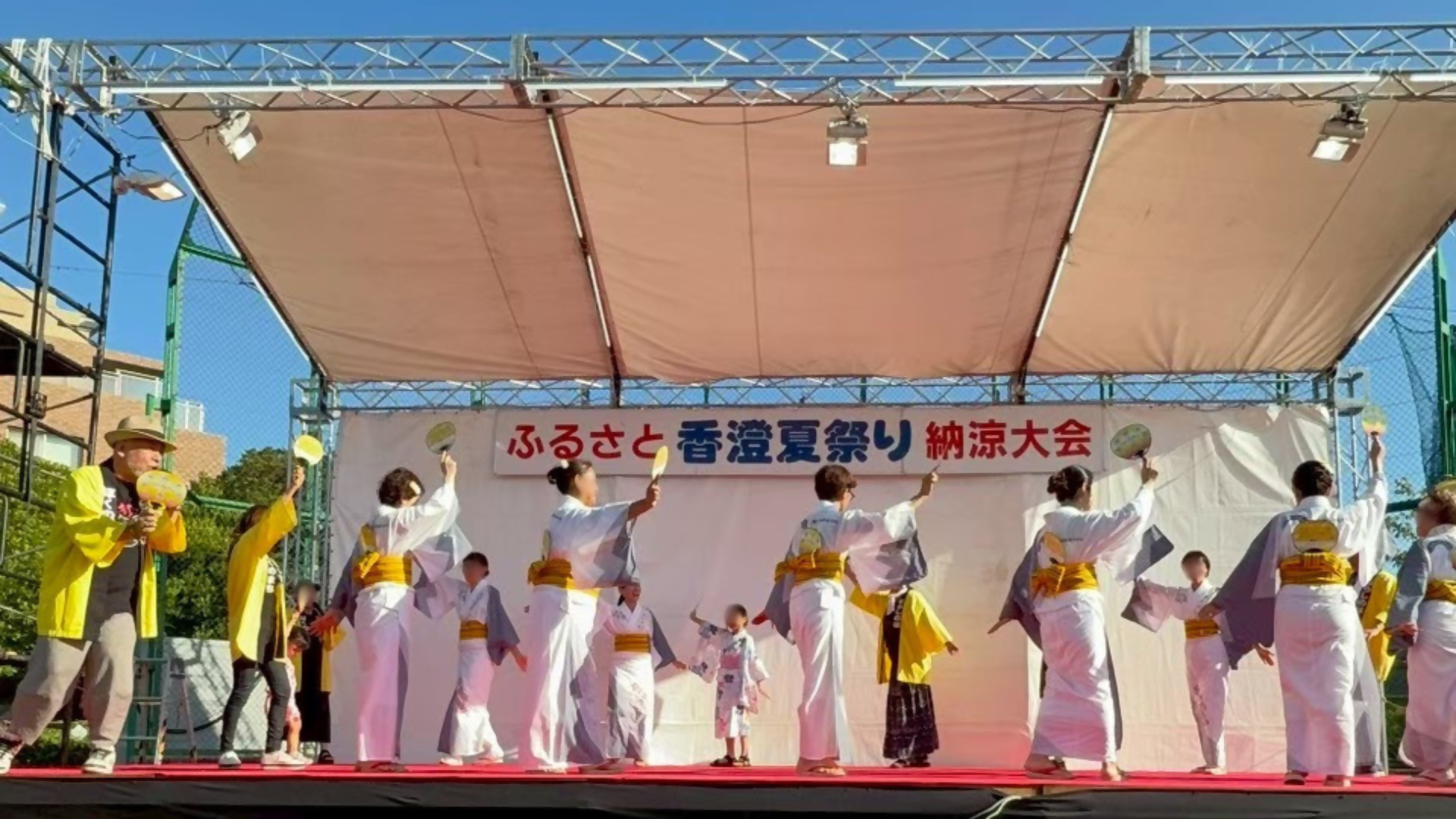 大勢でならしのいんせき音頭を様子