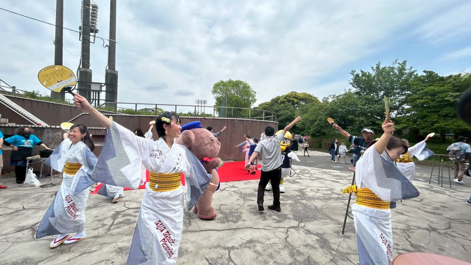 イベントでならしのいんせき音頭を踊っている様子