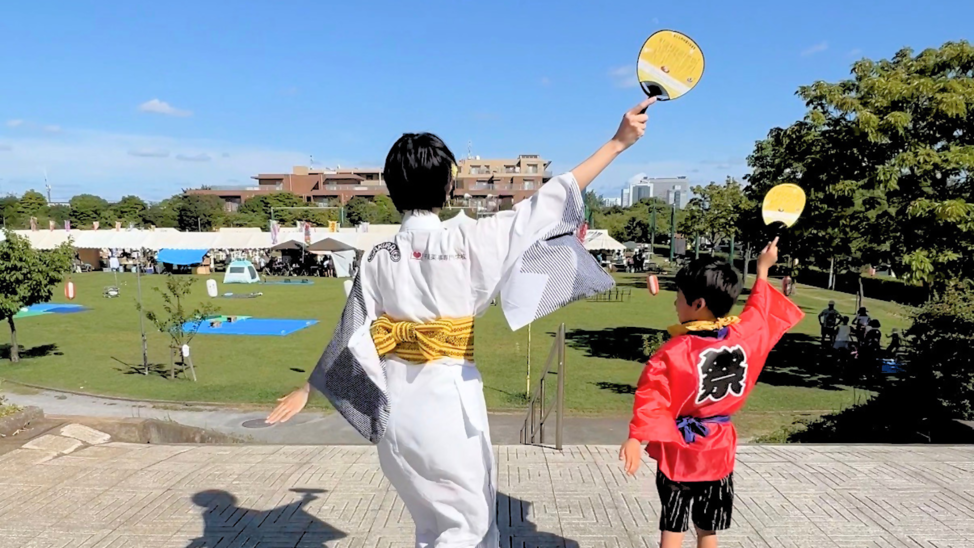 親子でならしのいんせき音頭を踊る様子（後ろ姿）