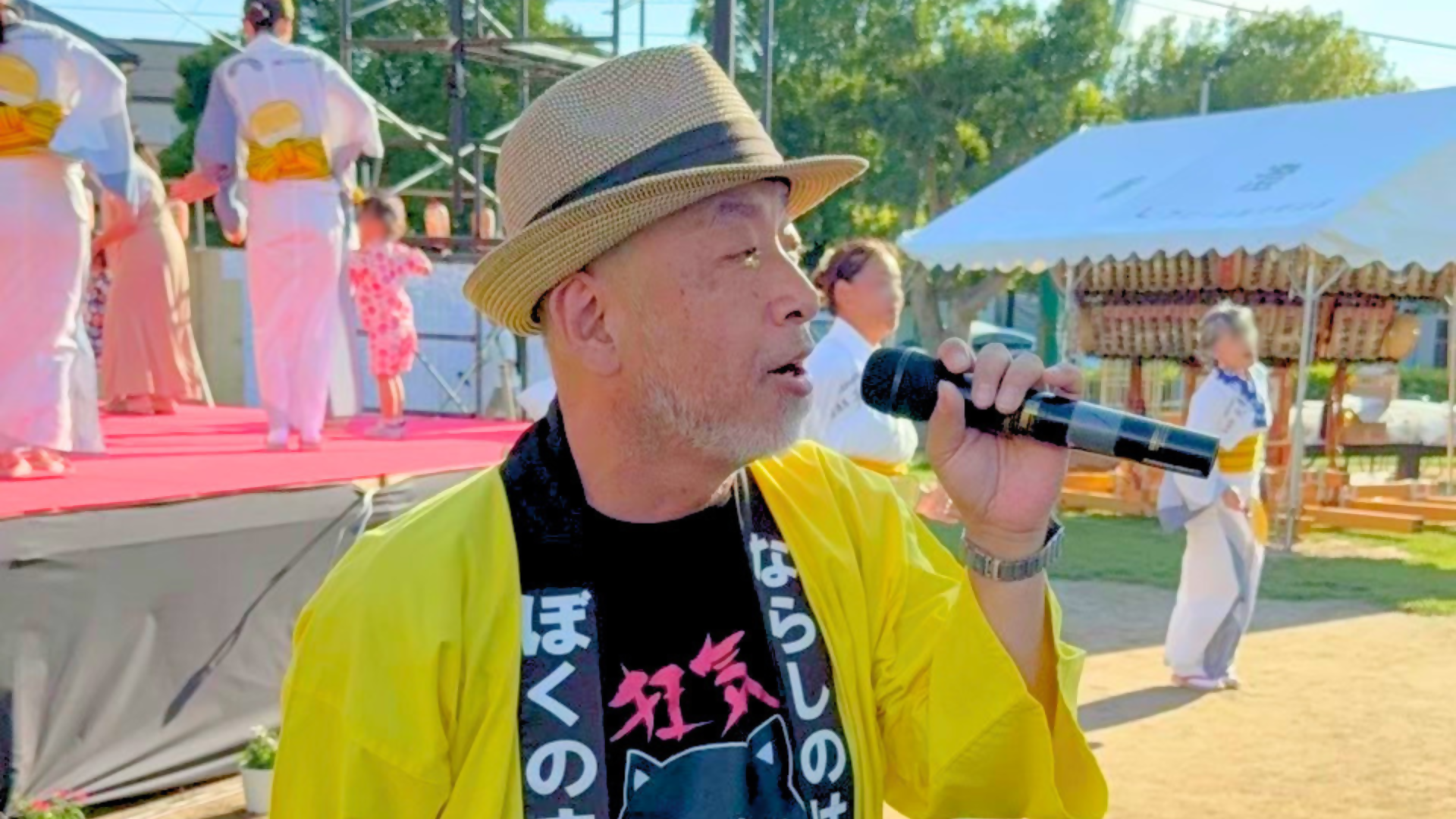 『ならしのいんせき音頭』を歌う田所ヨシユキさん