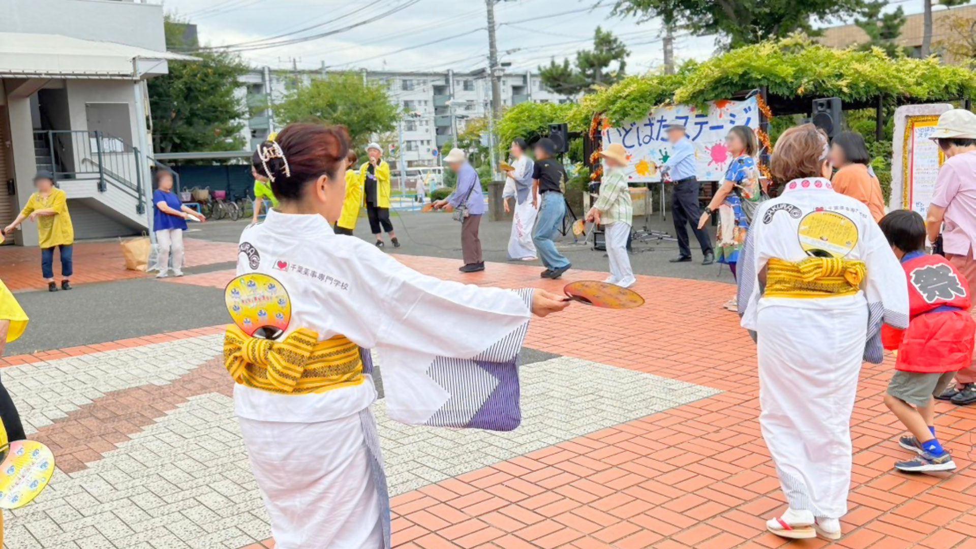 ならしのいんせき音頭を踊る