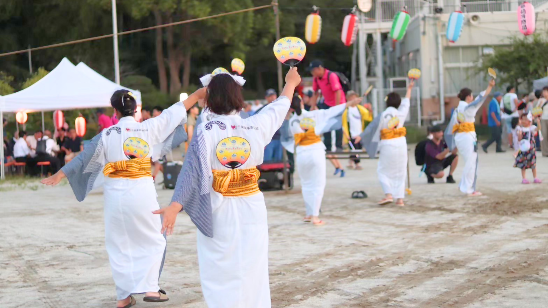 ならしのいんせき音頭を踊る後ろ姿