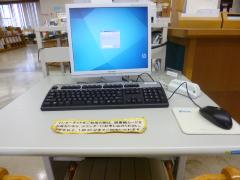 パソコンとキーボードが設置された机を正面から写した写真
