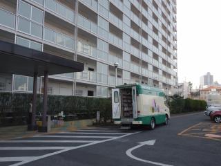 津田沼3丁目菊田ハイツ前に荷台のドアが開いた移動図書館のトラックが停まっている写真